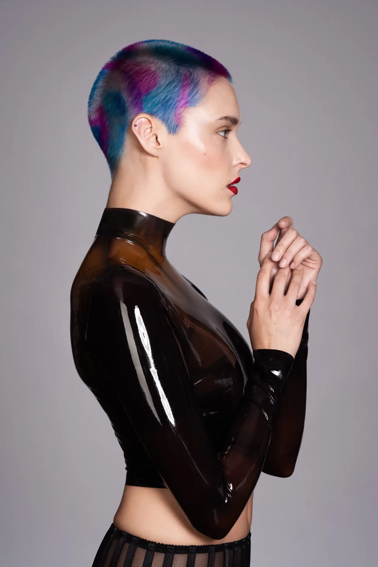 haarmacher, Friseur Berlin Friedrichshain, Model guckt zur Seite, kurze, bunte Haare